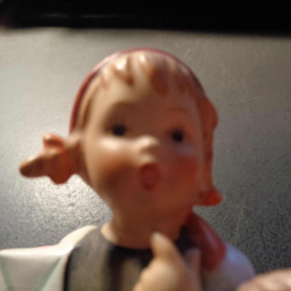M.J. Hummel, Girl with A Basket Porcelain Figure 4.5" Tall Excellent - Picture 3 of 6